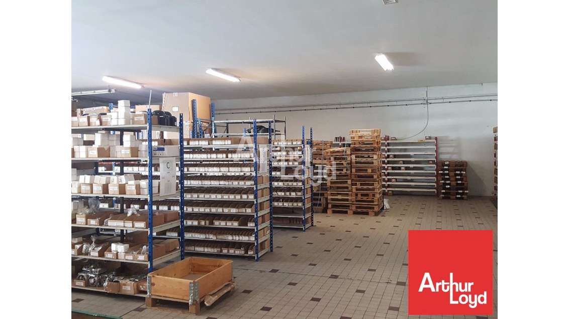 A louer local 832m² à Poitiers ZI République 