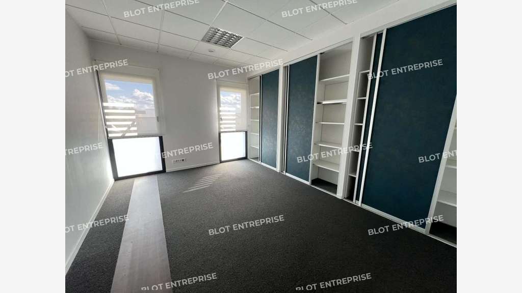 A louer local d'activités bureaux 500m² à Acigné
