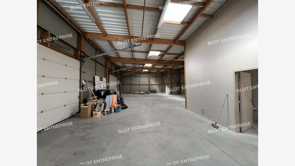 A louer local d'activités bureaux 500m² à Acigné