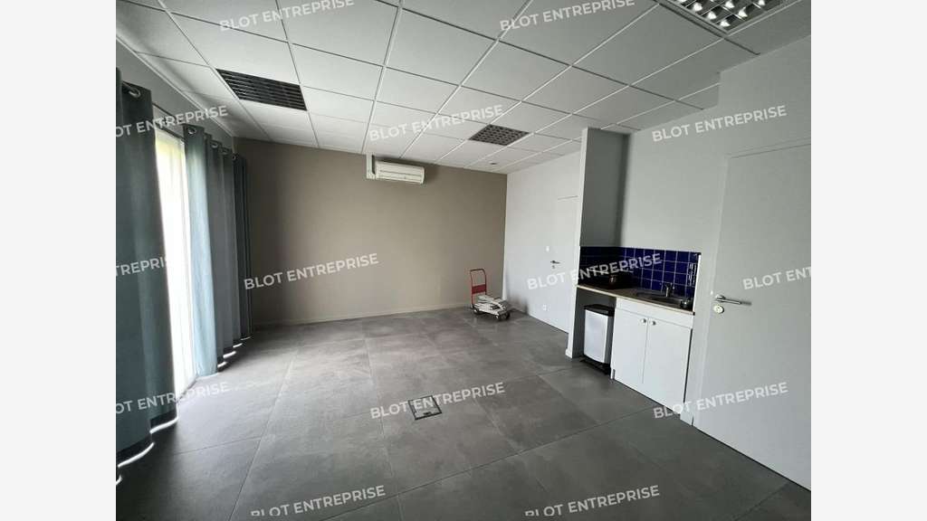 A louer local d'activités bureaux 500m² à Acigné
