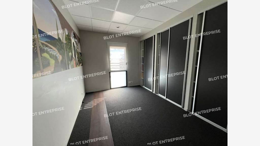 A louer local d'activités bureaux 500m² à Acigné