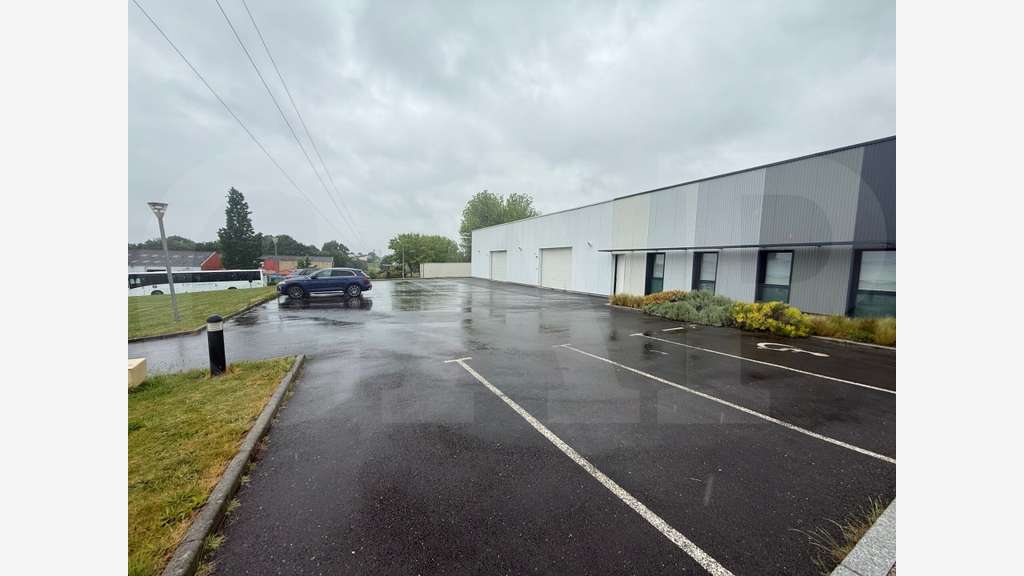 BÂTIMENT D’ACTIVITÉS INDÉPENDANT À LOUER – ACIGNÉ