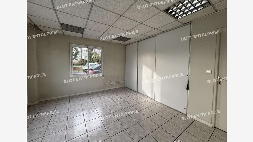 Loue locaux activités 308m² Aigrefeuille-sur-Maine