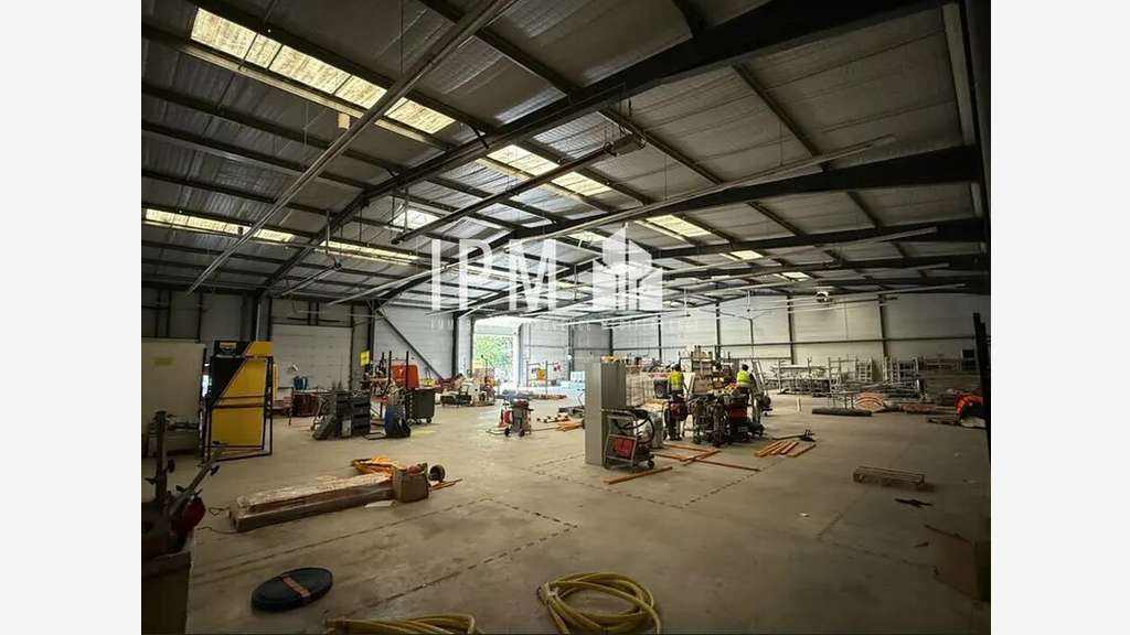 Local activités 1100m² Aix-en-Provence Les Milles