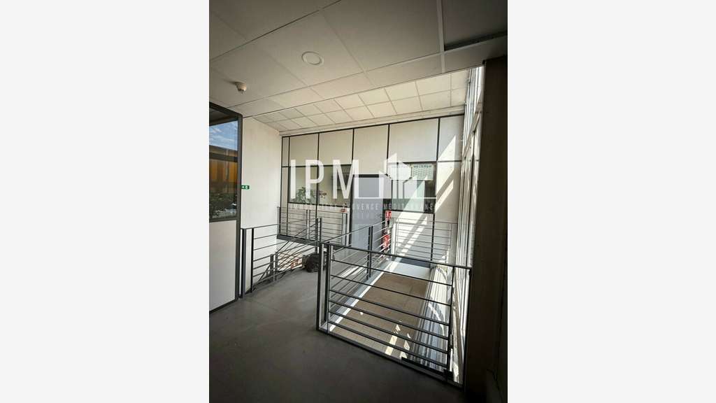 Local activités 1100m² Aix-en-Provence Les Milles