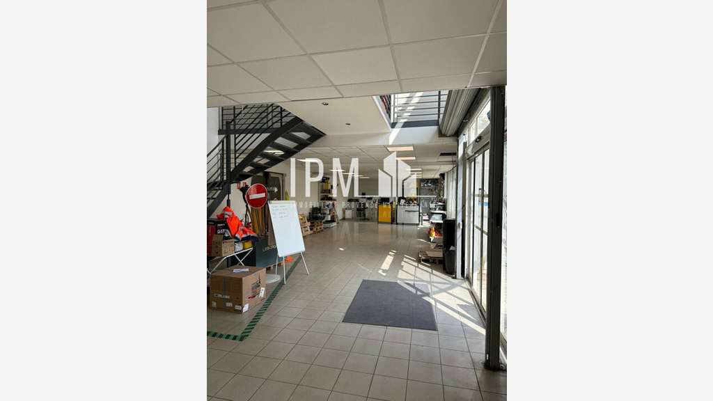 Local activités 1100m² Aix-en-Provence Les Milles