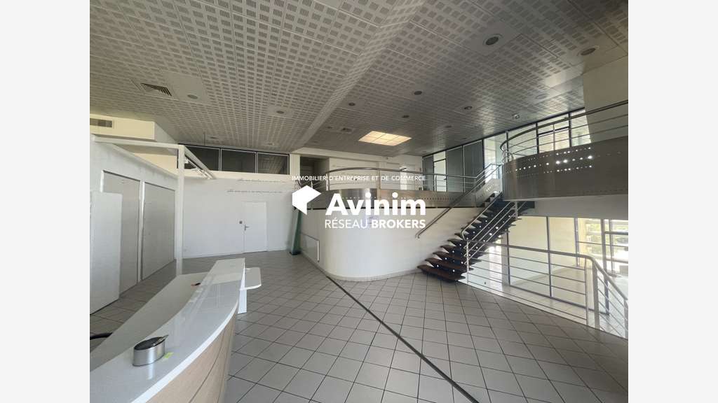 Entrepôt de qualité 2400m² à louer Aix-Les-Milles