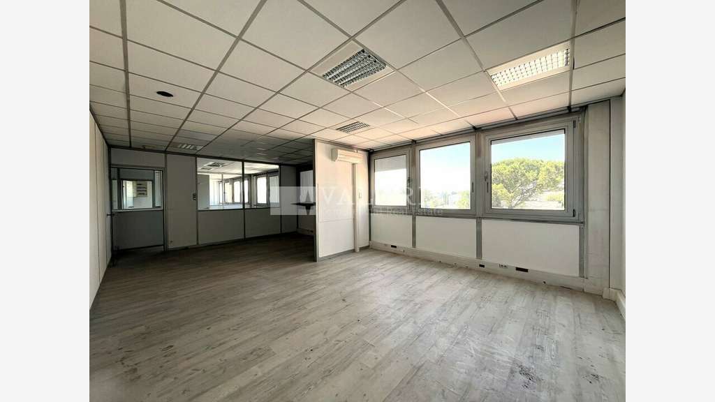A louer local d'activité 1150m² à Aix-en-Provence