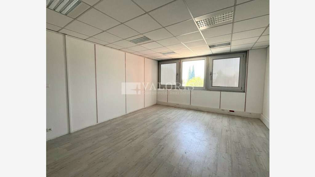 A louer local d'activité 1150m² à Aix-en-Provence