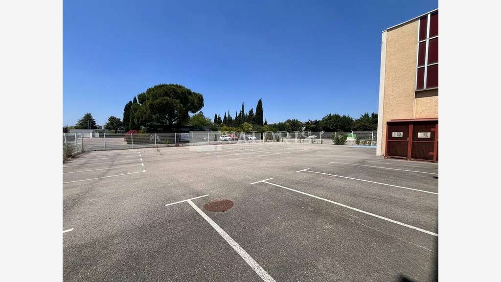 A louer local d'activité 1150m² à Aix-en-Provence