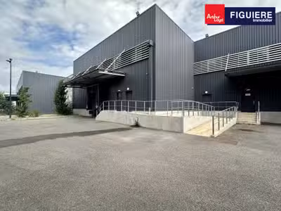 Entrepot avec bureaux récents sur le Pôle d' Activ