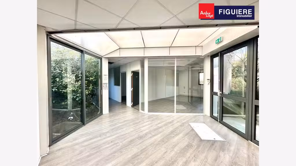 Immeuble mixte indépendant de plain pied à LOUER s