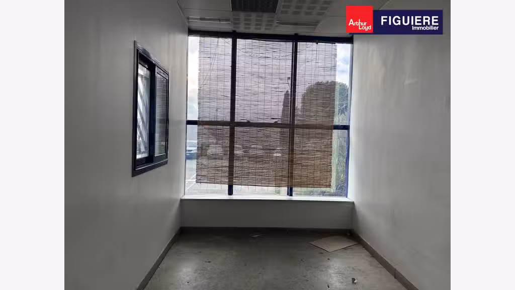 ENTREPOT A QUAIS ET BUREAUX