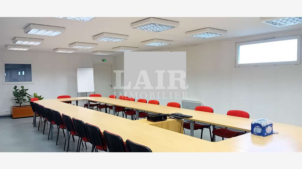 Loue bâtiment à usage d'activité 2950m² à Alençon