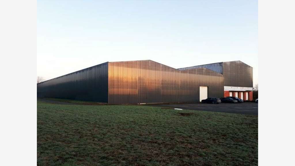 Bâtiment industriel de 1950m² à louer à Alençon