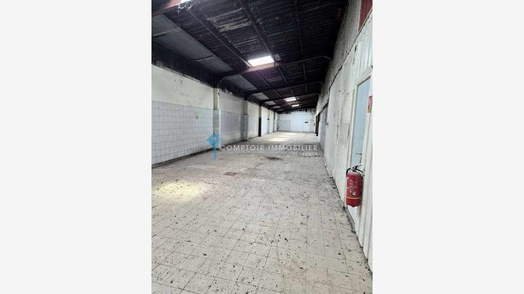 Local commercial entrepôt 666m² à louer à Alès
