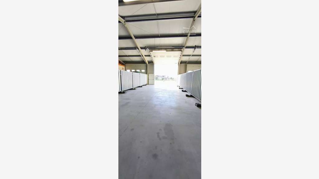 A louer grand box de 100m² neuf à Alixan