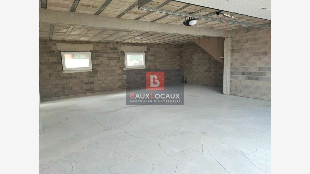 A louer entrepôt neuf de 120m² à Alleins