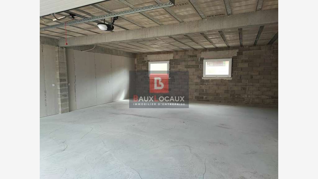 A louer entrepôt neuf de 120m² à Alleins