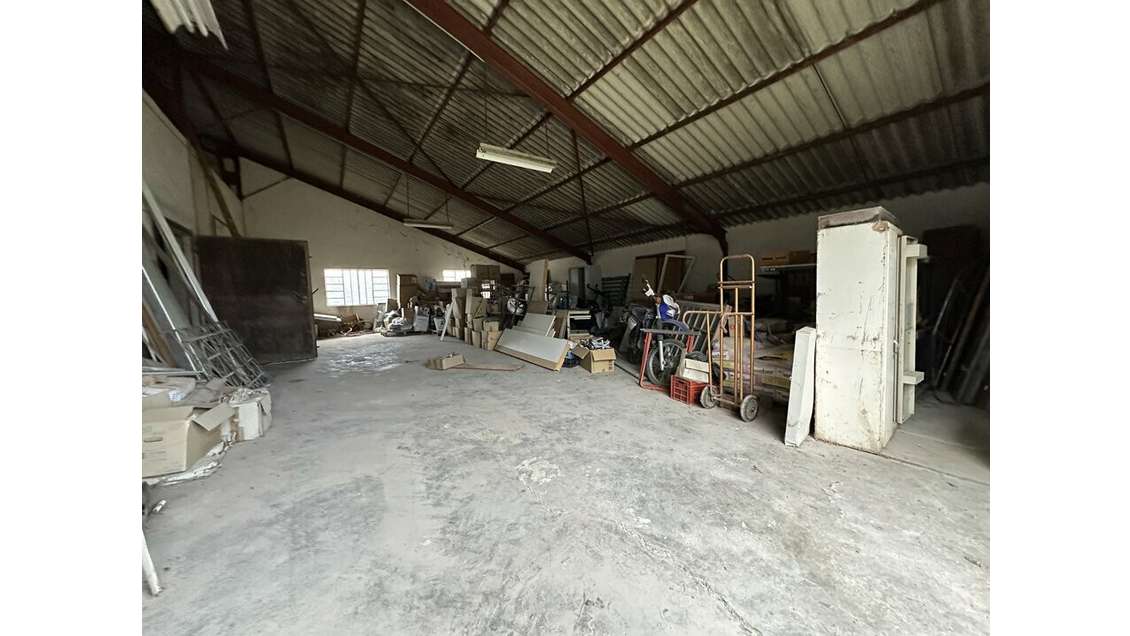 A louer entrepôt de 250m² à Althen-les-Paluds