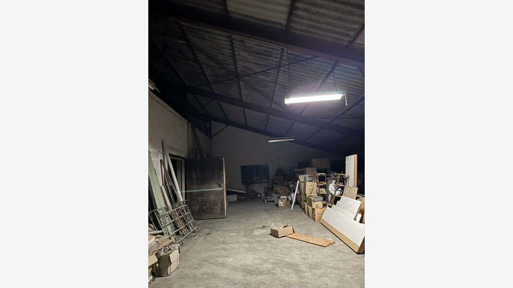 A louer entrepôt de 250m² à Althen-les-Paluds