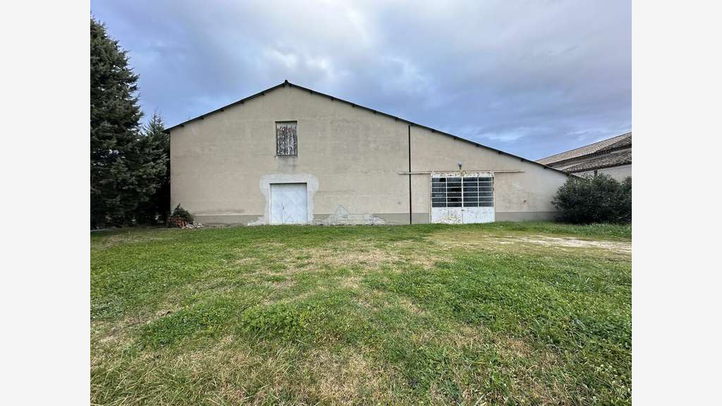 A louer entrepôt de 250m² à Althen-les-Paluds