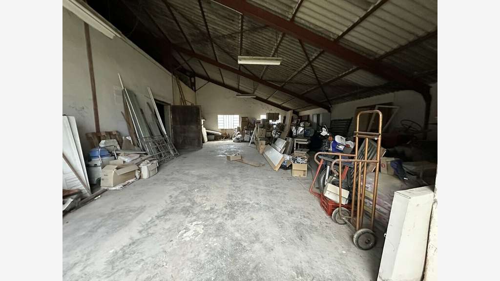 A louer entrepôt de 250m² à Althen-les-Paluds