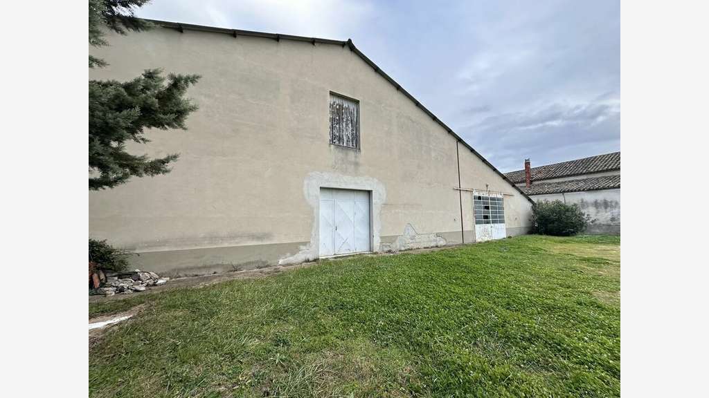 A louer entrepôt de 250m² à Althen-les-Paluds