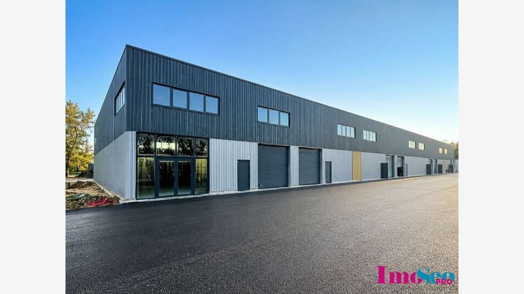 Entrepôt 1020m² à louer à Ambarès-et-Lagrave
