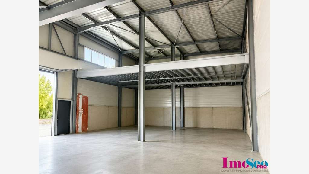 Entrepôt 1984m² à louer à Ambarès-et-Lagrave