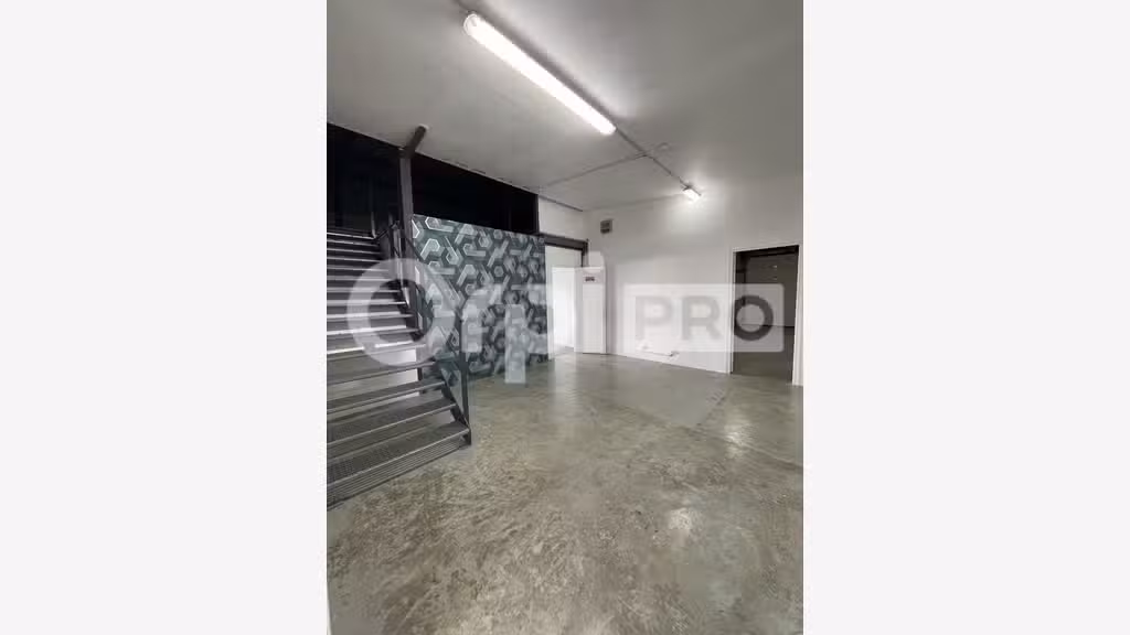 A louer entrepôt avec bureau
