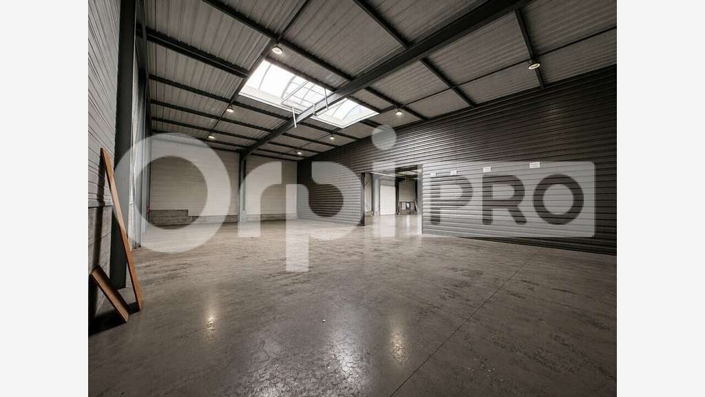 A louer local 175m² en zone industrielle d'Arnas