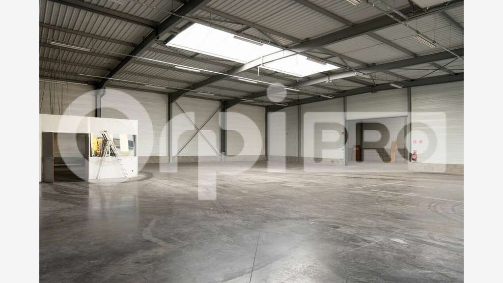 A louer local 175m² en zone industrielle d'Arnas