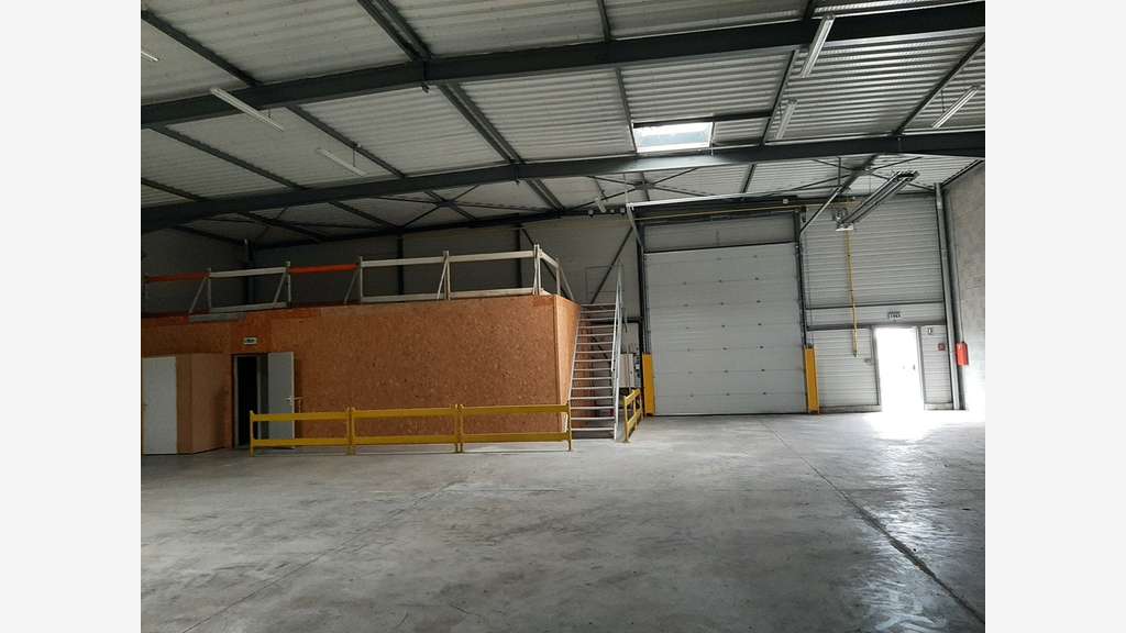 A louer local d'activité 445m² env. sur 1375m² A11