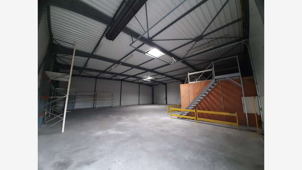 A louer local d'activité 445m² env. sur 1375m² A11