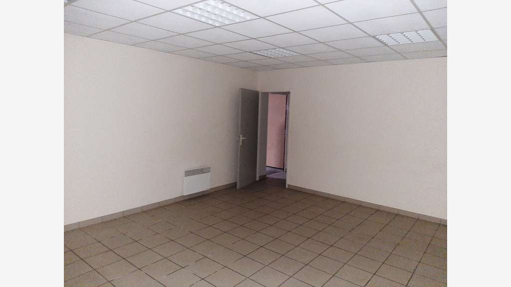 A louer local d'activité 445m² env. sur 1375m² A11