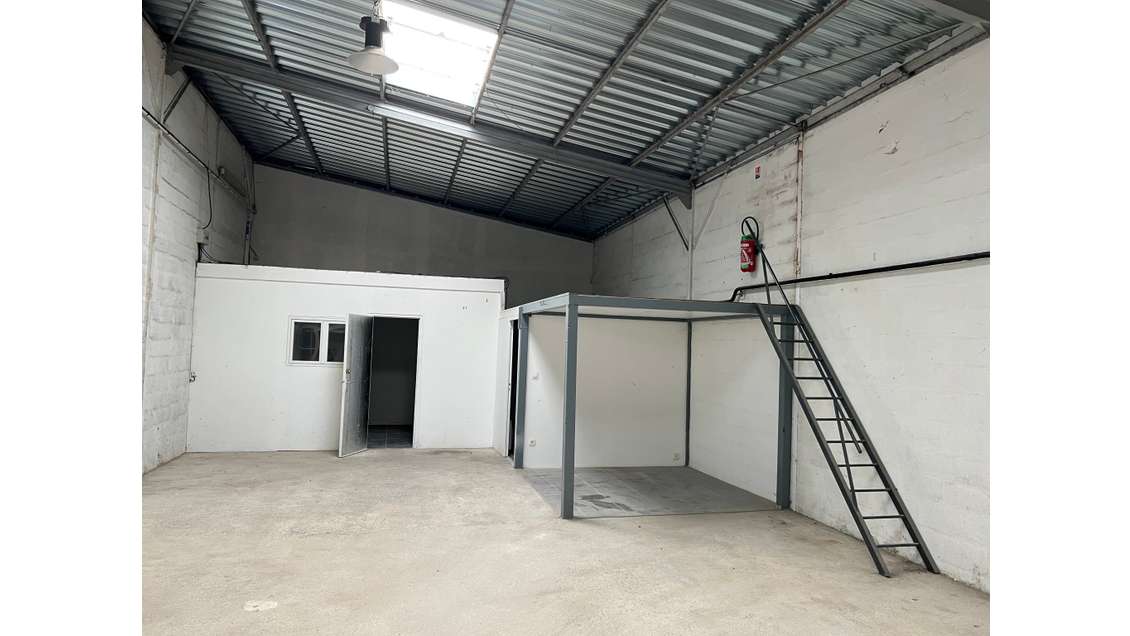 Local de stockage 131m² à louer à Angers