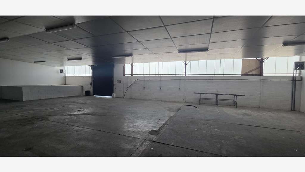 A louer entrepôt 430m² accès poids lourds Angers
