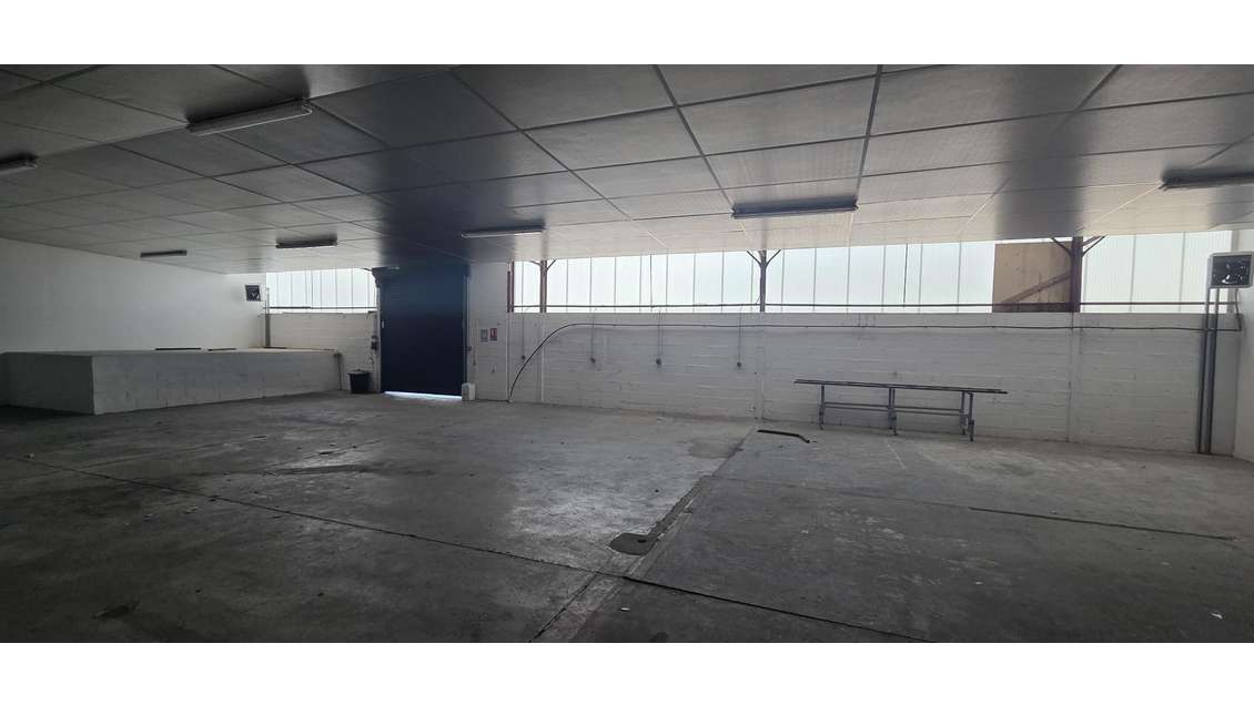 A louer entrepôt 430m² accès poids lourds Angers
