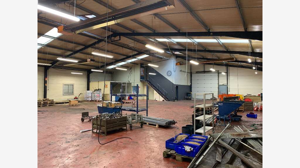 Loue bâtiment activité isolé chauffé 700m² Angers