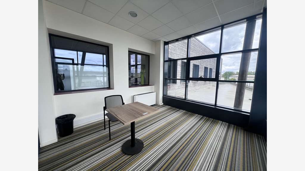 A louer bâtiment d'activité avec quais Angers Est