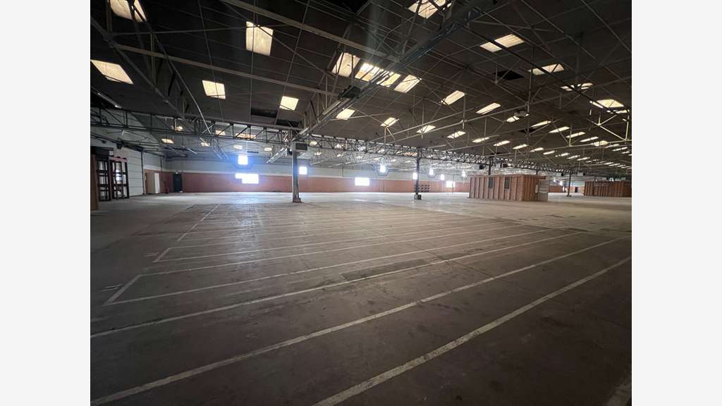 A louer bâtiment d'activité avec quais Angers Est