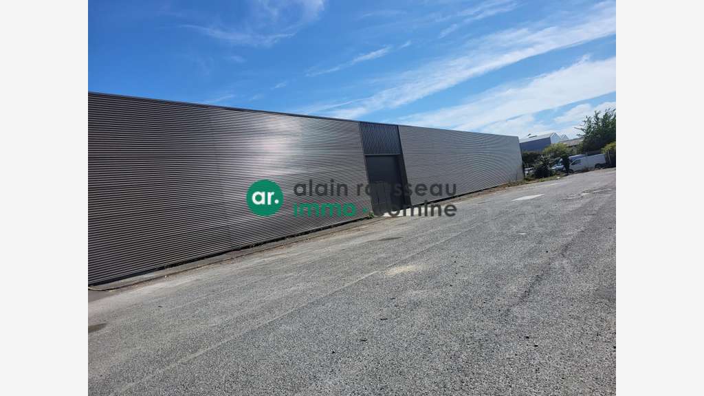 A LOUER - 1 080M² LOCAL D'ACTIVITE - ST SERGE ANG