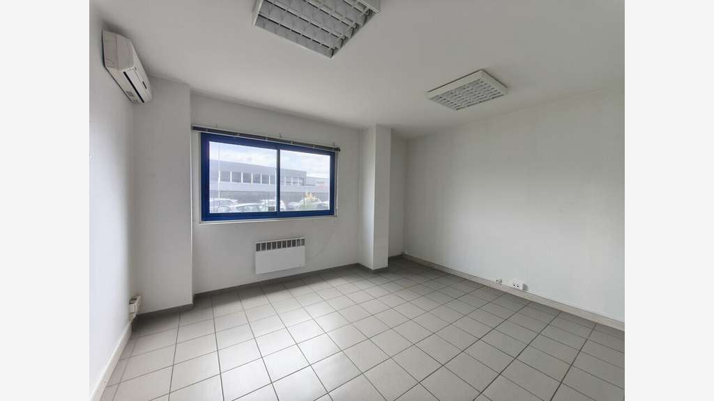 Local d'activité de 1 660 m² à louer - Anglet