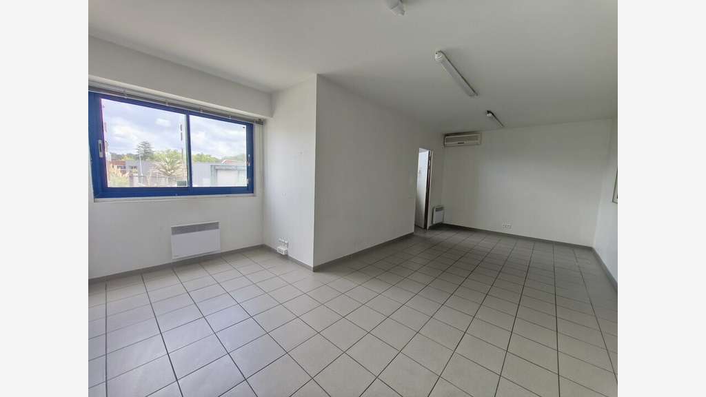 Local d'activité de 1 660 m² à louer - Anglet