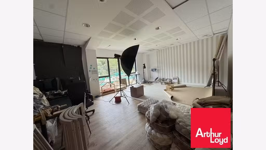 Entrepôt et bureaux de 879m² à louer à Anglet