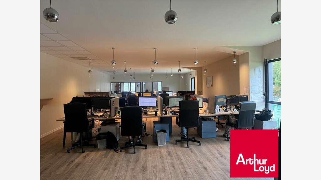 Entrepôt et bureaux de 879m² à louer à Anglet