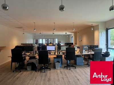 Entrepôt et bureaux de 879m² à louer à Anglet