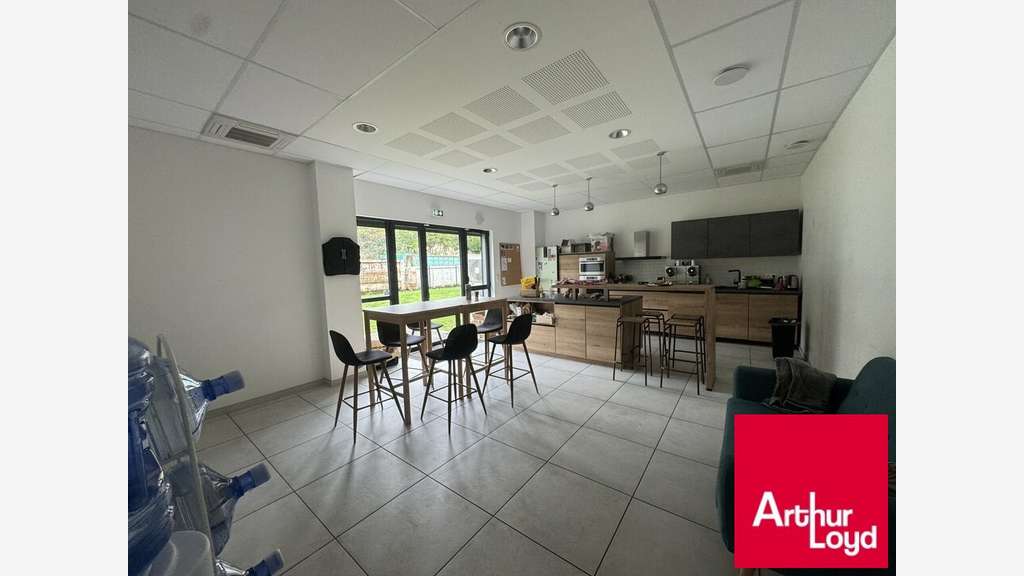 Entrepôt et bureaux de 879m² à louer à Anglet