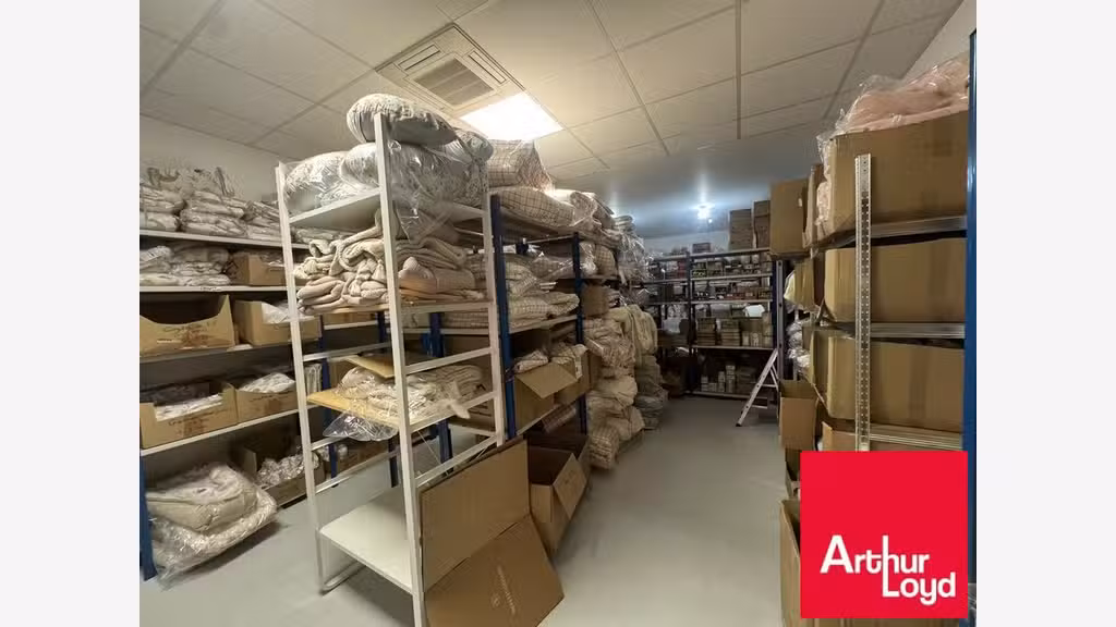 Entrepôt et bureaux de 879m² à louer à Anglet